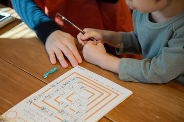 子供がクロスワードパズルをやる