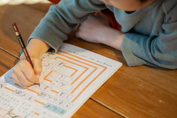 子供がクロスワードパズルをやる