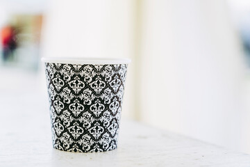 Tasse à café en carton avec des motifs noir et blanc