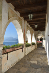 Fototapeta na wymiar Eremo di Santa Caterina del Sasso, Lago Maggiore