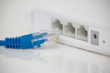 Cabo azul de rede RJ com conector na ponta para modem.