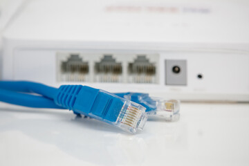 Cabo azul de rede RJ com conector na ponta para modem.