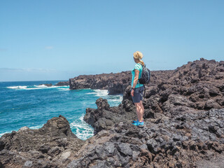 Fototapeta premium Lanzarote - Frau genießt den Blick