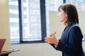 オフィスでの会社面接採用試験シーン女性