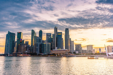 Obraz na płótnie Canvas SINGAPORE, 3 OCTOBER 2019: Skyline of the business district at sunset