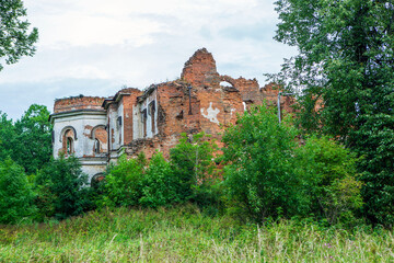 Fototapeta na wymiar Ruins of Potemkin's palace. Manor of Gostilitsa. The village of Gostilitsy. Lomonosov district. Leningrad region. Russia