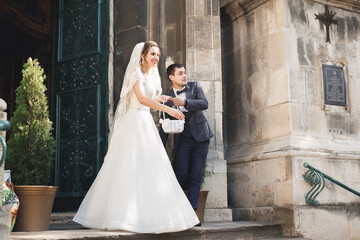 Fototapeta premium Perfect couple bride, groom posing and kissing in their wedding day
