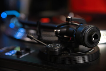 Plakat Turntables tone arm. Dj turn table player device in close up. Hi fi sound system for playing music in high quality