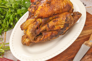 Vue rapprochée de délicieux poulet entier grillé sur une assiette