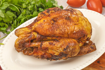Vue rapprochée de délicieux poulet entier grillé sur une assiette