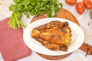 Vue rapprochée de délicieux poulet entier grillé sur une assiette