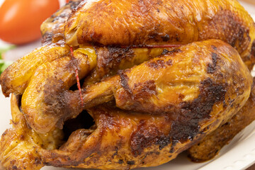 Vue rapprochée de délicieux poulet entier grillé sur une assiette