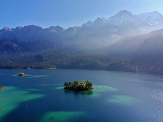 Garmisch-Partenkirchen, Deutschland: Inseln im Eibsee vor der Zugspitze