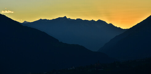 Fototapeta na wymiar Sonnenuntergang hinter der Ortlergruppe in Südtirol, Italien, Sunset behind the Ortler group in South Tyrol, Italy,
