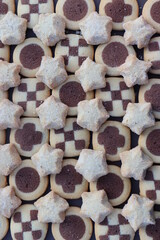 Schwarz-Weiß -Gebäck und Sandplätzchen. Weihnachtsgebäck.