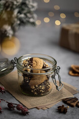 biscuits sablés de Noël au chocolat et noisette sur une table avec sapin et décorations de Noël