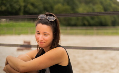 Portrait d'une jolie jeune femme posant sous un ciel nuageux