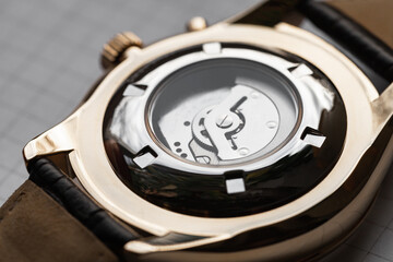 Transparent case back of self-winding automatic kinetic watch