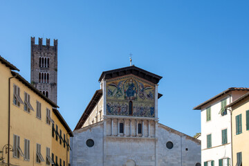 Fototapeta na wymiar Frontseite der romanischen Kirche San Frediano in der Altstadt von Lucca in der Toskana