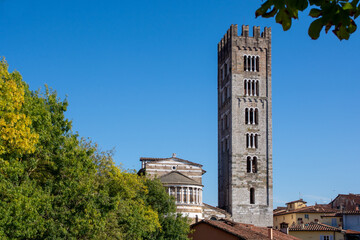 Blick von der Stadtmauer auf die romanische Kirche San Frediano in der Altstadt von Lucca