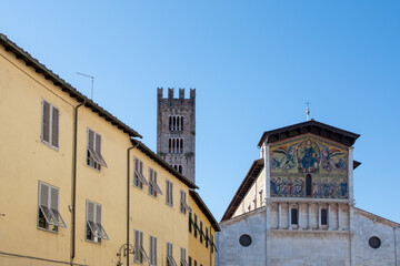 Frontseite der romanischen Kirche San Frediano in der Altstadt von Lucca in der Toskana