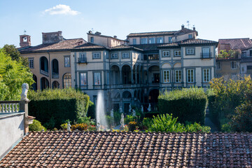 Blick von der Stadtmauer auf den Garten des Palazzo Pfanner, ein Juwel barocker Gartenkunst, in...