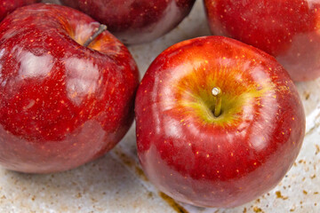 plusieurs pommes mûres rouges, gros plan
