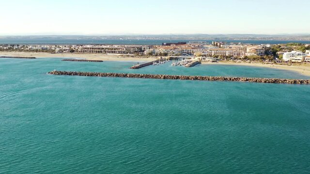 Survol de S&egrave;te, de l'&eacute;tang de Thau et des plages du Languedoc dans le sud de la France	