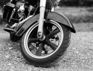 Gros plan en noir et blanc sur la roue avant d'une puissante moto