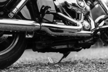 Gros plan en noir et blanc sur le moteur d'une puissante moto