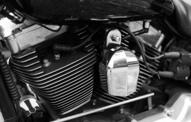 Gros plan en noir et blanc sur le moteur d'une puissante moto