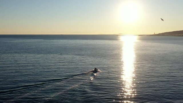 survol de voiliers et bateaux dans le golfe du lion pr&egrave;s de port Camargue