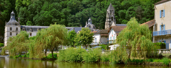 Fototapeta na wymiar Panoramique au bord de la Dronne (Drône) à l'abbaye de Brantôme (24310), département de la Dordogne en région Nouvelle-Aquitaine, France