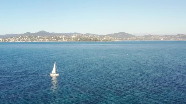 survol d'un voilier dans le golfe de Saint-Tropez  (c&ocirc;te d'Azur, France)