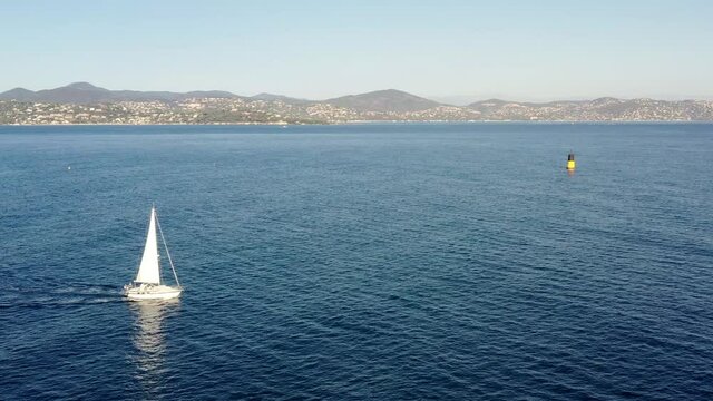 survol d'un voilier dans le golfe de Saint-Tropez  (c&ocirc;te d'Azur, France)