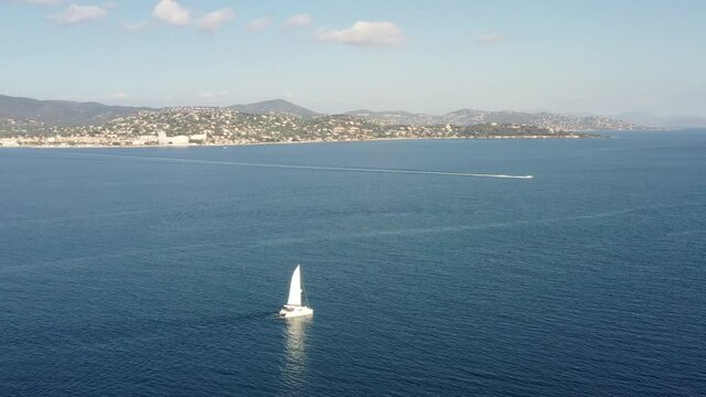 survol d'un voilier dans le golfe de Saint-Tropez  (c&ocirc;te d'Azur, France)