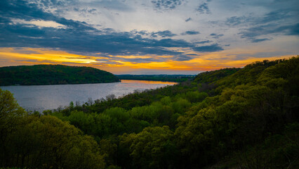 Obraz premium sunset over the lake
