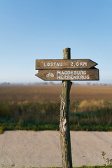 Wegweiser am beliebten Elberadweg zwischen der Stadt Magdeburg und dem Ort Lostau