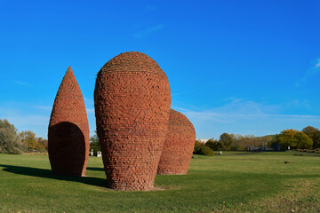 aufgeschichtete Ziegelsteine aus den Trümmern des zweiten Weltkrieges im Elbauenpark in Magdeburg. 