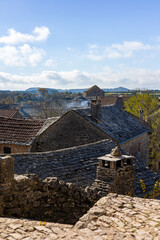 Fototapeta na wymiar Ruelle et toits du village médiéval de La Couvertoirade (Occitanie, France)