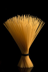 Auf diesem Bild sieht man einpaar rohe nudeln die zusammengebunden wurden.  