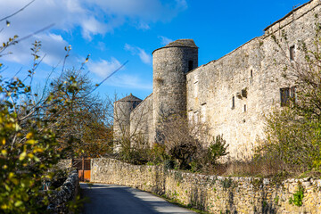 Ruelle et toits du village médiéval de La Couvertoirade (Occitanie, France)
