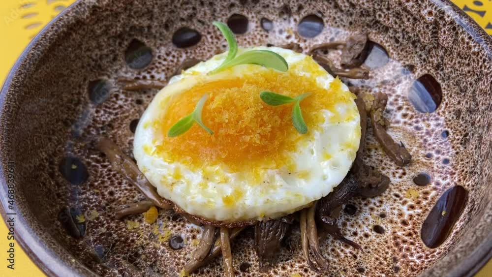 Poster Oeuf au plat poutarge râpé sur lit de champignons