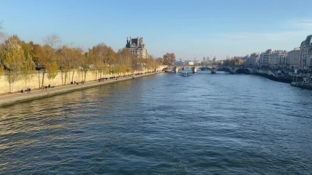 Quai de Seine du centre ville de Paris en hiver