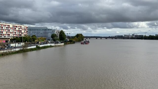 La Garonne et la caserne de la Bastide &agrave; Bordeaux en Gironde