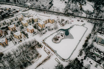 Park przykryty śniegiem