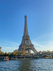Fototapeta na wymiar Tour Eiffel vue depuis les quais de Seine à Paris