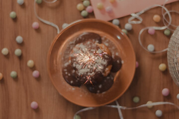  lighted sparkle candle on the cupcake with cofettis on the board