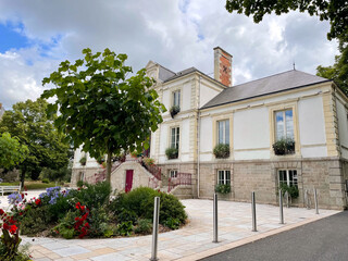 Établissement public et Végétation à Montaigu en Vendée