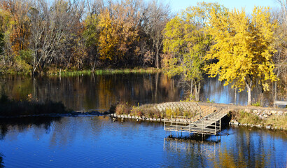 Obraz premium Colorful autumn landscape with a lake